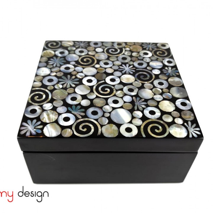 Square lacquer box attached with pearl lid